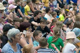 Description: Crowd Of People And Children | Copyright-free photo (by M. Vorel) |  LibreShot